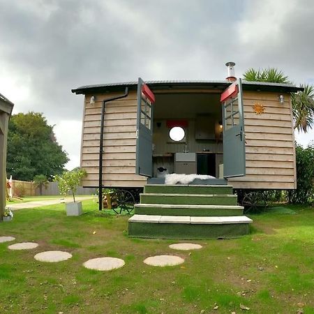 Romantic Retreat - Luxury Shepherds Hut + Hot Tub! Камборн Екстер'єр фото