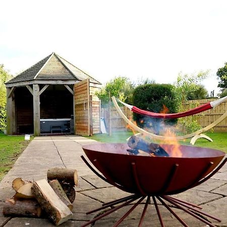 Romantic Retreat - Luxury Shepherds Hut + Hot Tub! Камборн Екстер'єр фото