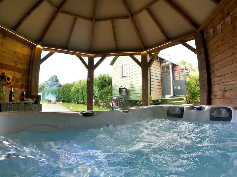 Romantic Retreat - Luxury Shepherds Hut + Hot Tub! Камборн Екстер'єр фото