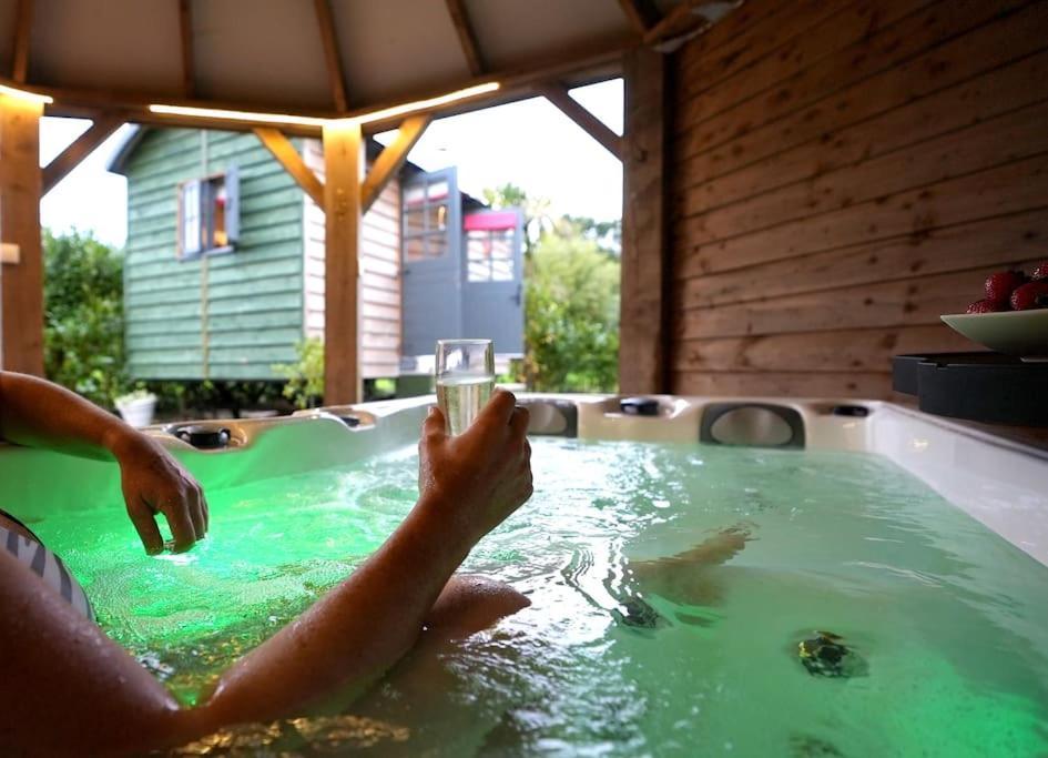 Romantic Retreat - Luxury Shepherds Hut + Hot Tub! Камборн Екстер'єр фото