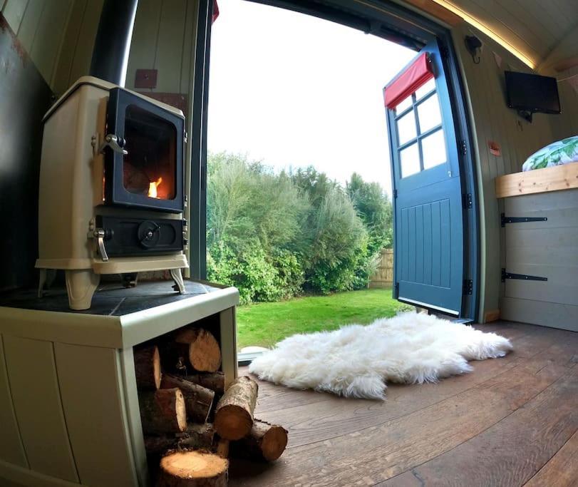 Romantic Retreat - Luxury Shepherds Hut + Hot Tub! Камборн Екстер'єр фото