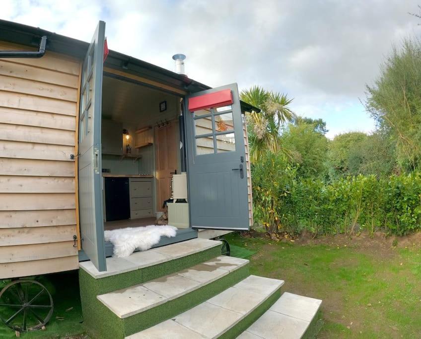 Romantic Retreat - Luxury Shepherds Hut + Hot Tub! Камборн Екстер'єр фото