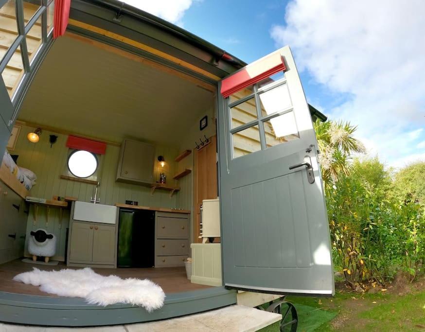Romantic Retreat - Luxury Shepherds Hut + Hot Tub! Камборн Екстер'єр фото