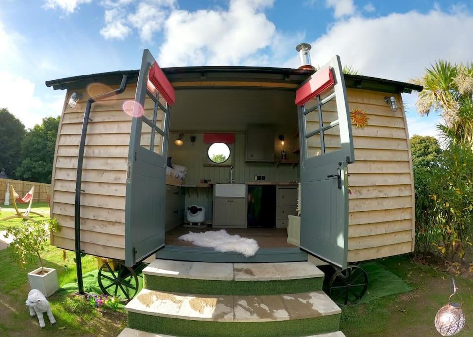 Romantic Retreat - Luxury Shepherds Hut + Hot Tub! Камборн Екстер'єр фото